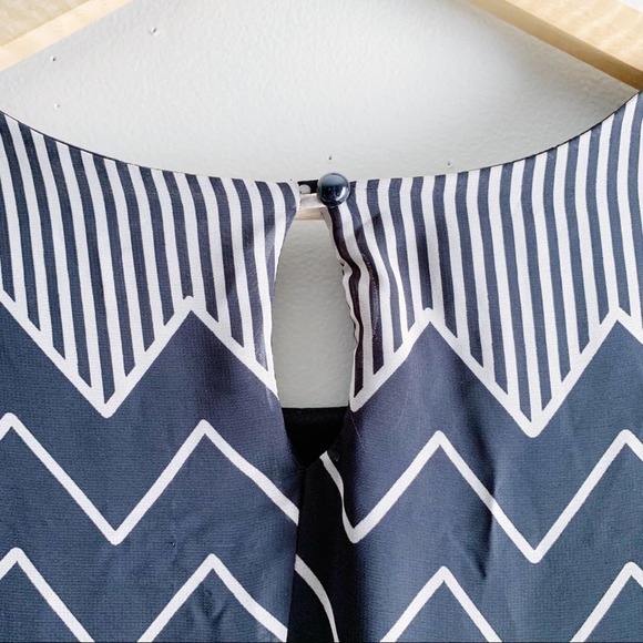 As U Wish • Short Sleeve Chevron Print Shift Dress, Black/Beige, Size Small - Picture 7 of 14